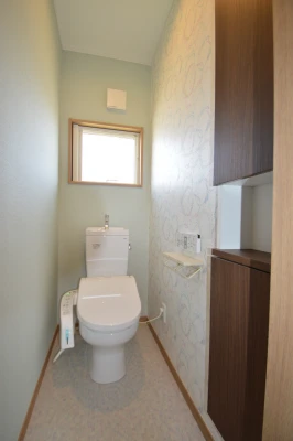トールキャビネットのある二階トイレ
