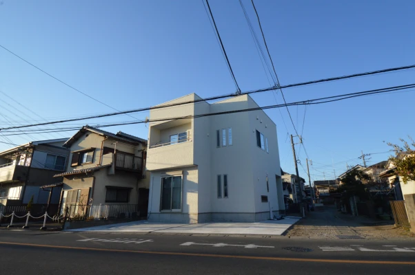 スタイリッシュな都市型キューブの外観