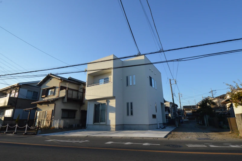 スタイリッシュな都市型キューブの外観