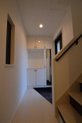 玄関ホールは鏡面とモノトーンの清潔感