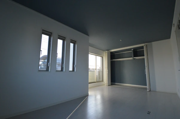 主寝室はクールビューティな色づかい