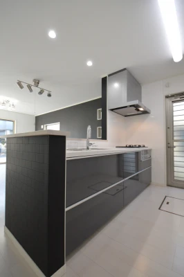 鏡面ブラックキッチンの美しい存在感