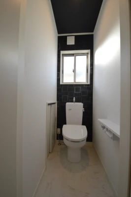 収納空間をうまく確保した二階トイレ