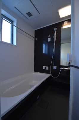 二階にあるブラック色ユニットバス