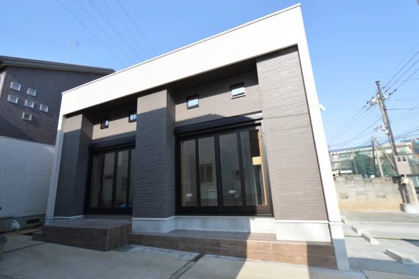 外壁の色合いを隣接する母屋に合わせました