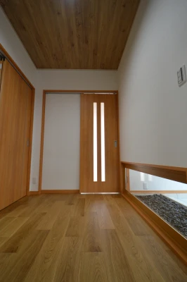 玄関ホールから黒玉砂利の坪庭が見えます