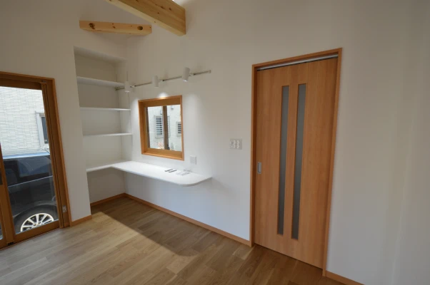 植栽室を覗けるPCスペースと物入れ棚