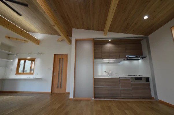 スライド扉を開けると隠しキッチンが出現