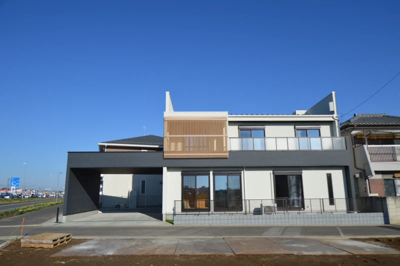 屋根には太陽光ソーラーパネル搭載の外観