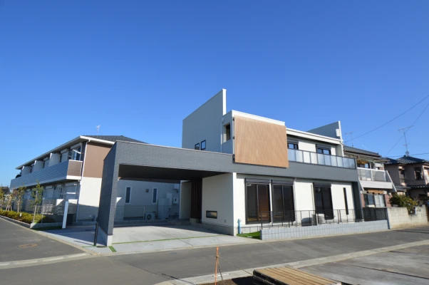 ビルトインガレージと連結した迫力の形姿