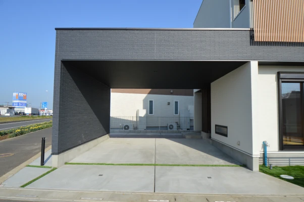 車２台並列可能な３間幅のワイドガレージ