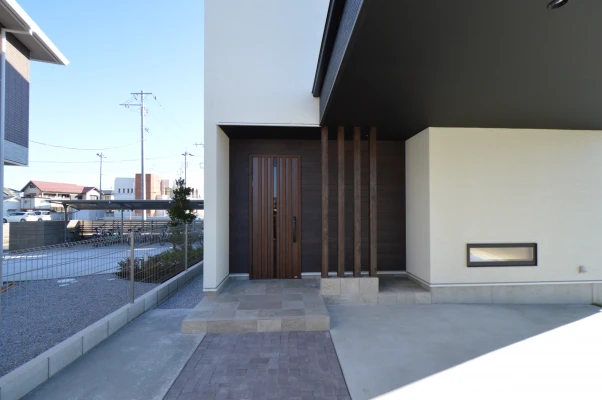 広々とした玄関ポーチを化粧柱が演出