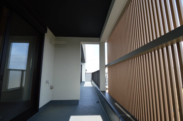 雨露を防げるインナーバルコニー内部