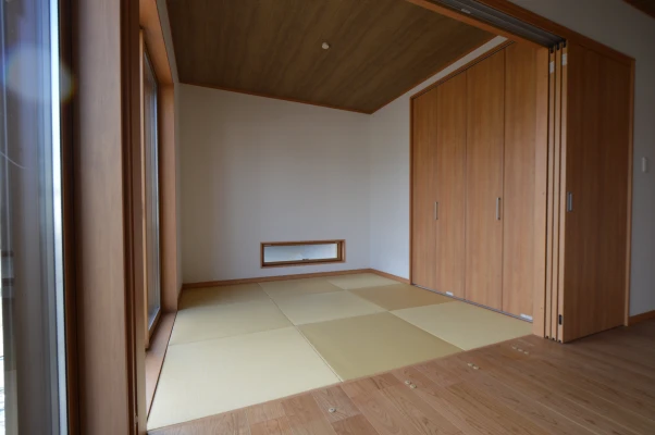 琉球畳仕様のＬＤＫに隣接した畳コーナー
