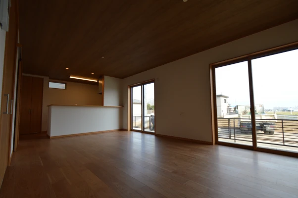 全居室に木目柄天井と天然木複合フロア