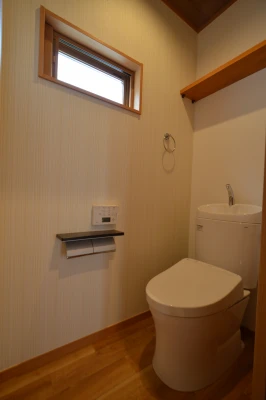 背面上部に棚を設置した一階トイレ