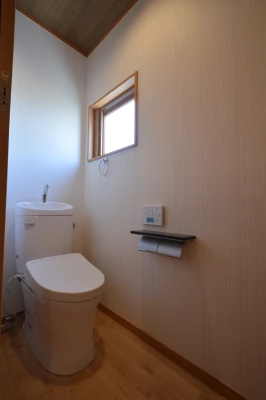 室内前面に大型収納がある二階トイレ