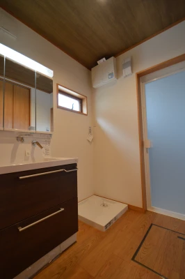 木の呼吸を感じる洗面脱衣室