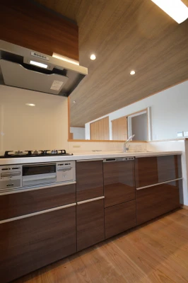 隣室にパントリーがある対面キッチン