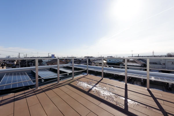太陽光パネルと屋上デッキからの景観