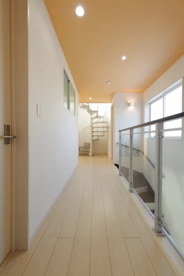 螺旋階段とアクリルパネルの二階ホール