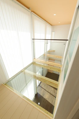 バルコニーへ出られ歩きまわれるガラス床