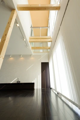 ＬＤＫへ採光が降り注ぐ大きな吹き抜け空間