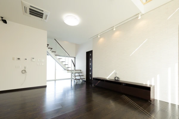 アルミ階段を窓との演出で魅せるエリアへ