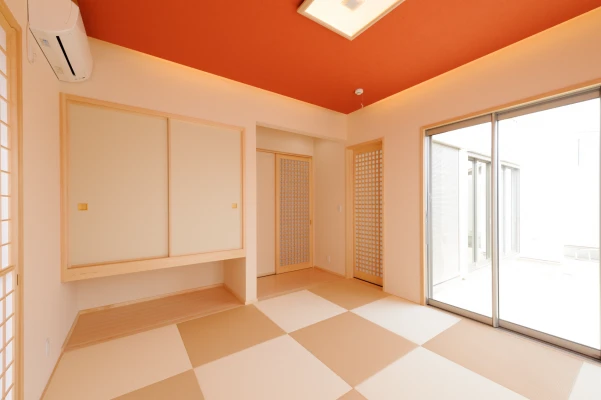 黄金色の琉球畳とオレンジ天井の和室