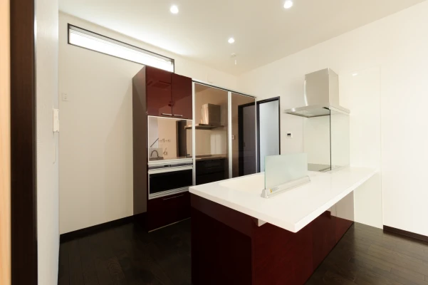 奥手にパントリーと贅沢なオープンキッチン