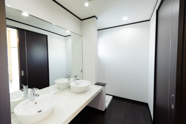 ボウル２連の洗面化粧台で朝の混雑回避