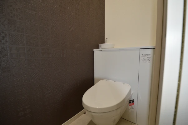 背面収納と手洗器のある一階トイレ