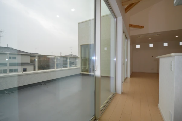 リビングから一望できる広々バルコニー