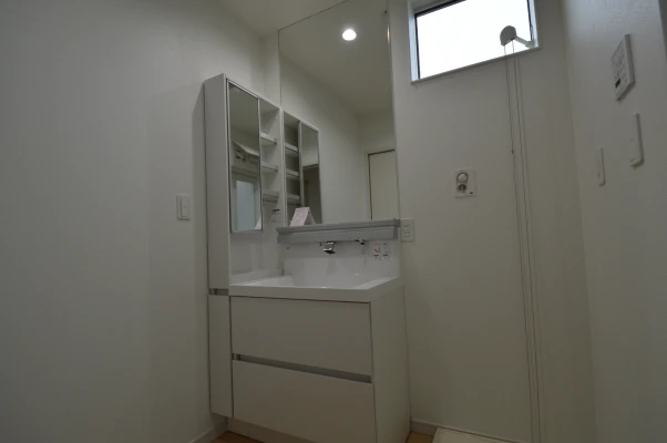 トールキャビネット付きの洗面化粧台