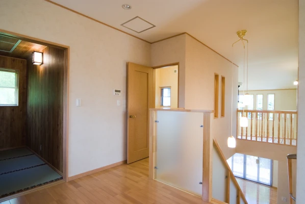 吹き抜けとＬＤＫを見下ろせる二階ホール