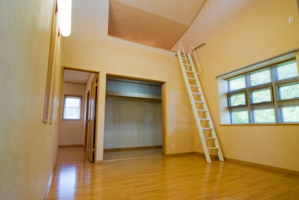 幅広クローゼット上にロフトがある洋室１