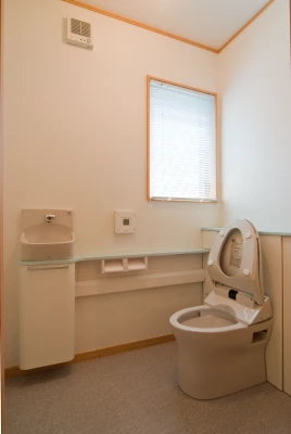 ゆったりとした手洗器付きトイレ空間