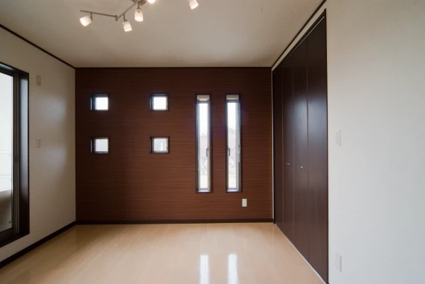 レッドブラウン色のシックな主寝室