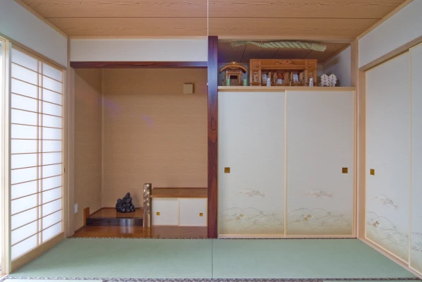 床の間と天袋に神棚のある一階和室