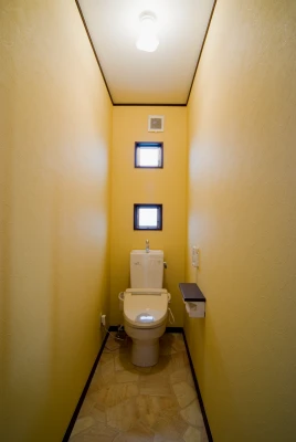 イエローカラーアクセントの二階トイレ