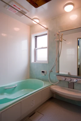 淡いスカイブルーの二階ユニットバス