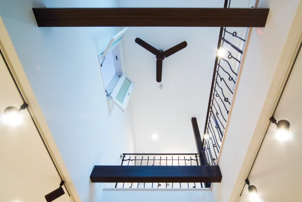 リビングから見上げた吹き抜け空間