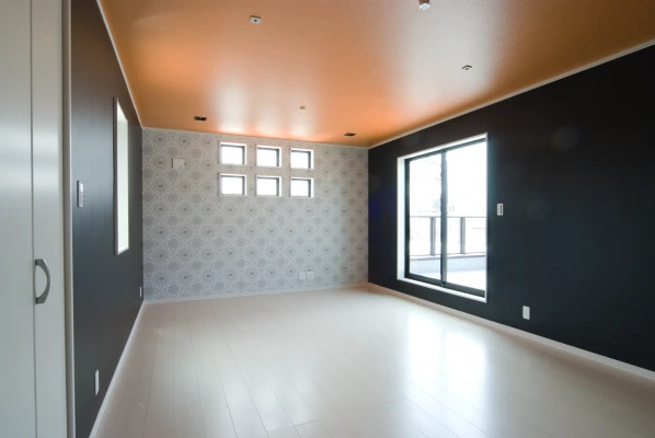 オレンジ天井の屋上へ出れる三階洋室