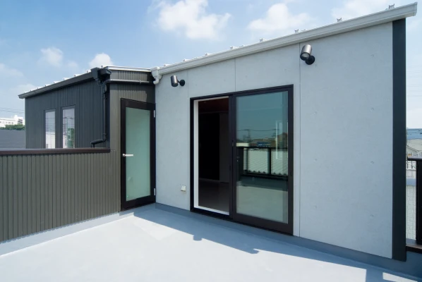 街の景色を眺望できる屋上バルコニー