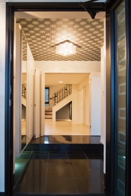 まるで店舗のような煌びやかな玄関ホール