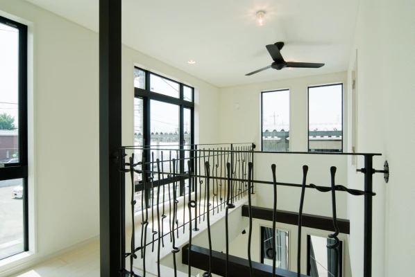 ロートアイアン手摺の吹き抜け空間