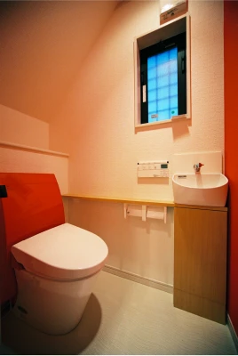 レッドアクセントの一階トイレ