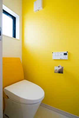 イエローアクセントの二階トイレ