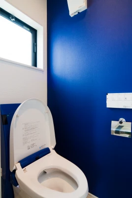 ブルーアクセントの三階トイレ