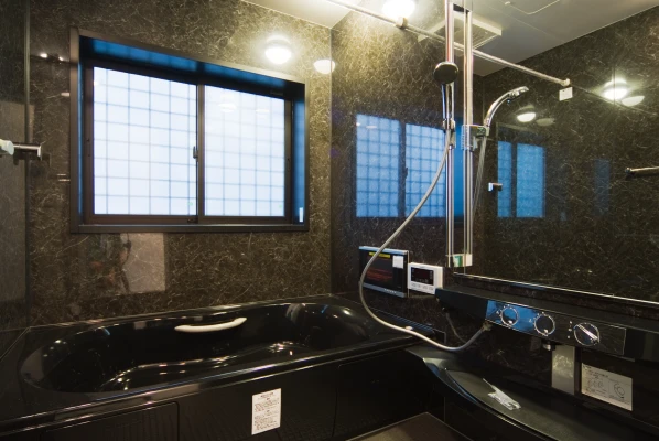 マーブル大理石調の広々ユニットバス